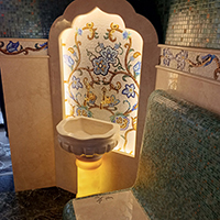 Декоративное панно из художественной мозаики и мраморная курна в турецкой бане  восточном стиле