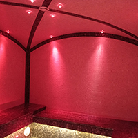 Комбинированная отделка с мрамором и мозаикой, оптоволоконная подсветка красным цветом