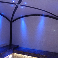 Комбинированная отделка с мрамором и мозаикой, оптоволоконная подсветка синим цветом